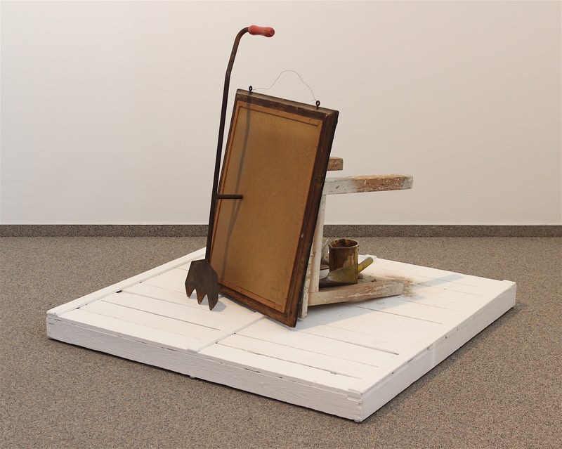 Christine Lederer: "Man erbt nicht nur Böden". Stuhl, Kehrschaufel, Bildnis des Urgroßvaters, Heuschrote, Pinsel, Gefäß, Holzstaub. 2013