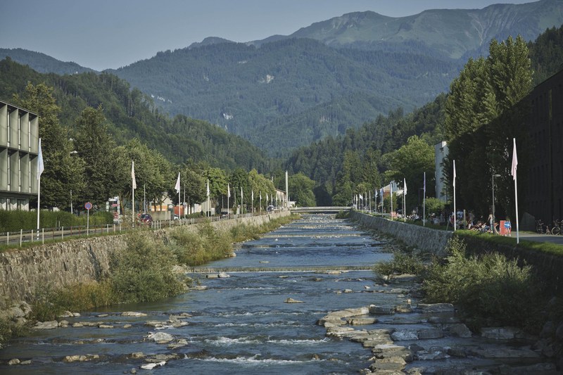 Insgesamt 34 Fahnenmasten säumen die Dornbirner Ache (Foto: CampusVäre/ Angela Lamprecht)