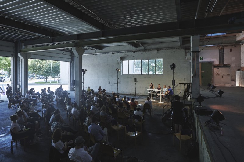 Auch mehrere "Rampengespräche" finden im Verlauf der Ausstellung statt (© CampusVäre/Angela Lamprecht)