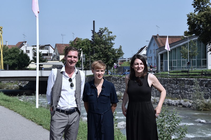 Co-Kurator Jürgen Weishäupl, Künstlerin Andrea Salzman und CampusVäre-Leiterin Bettina Steindl (© Karlheinz Pichler)