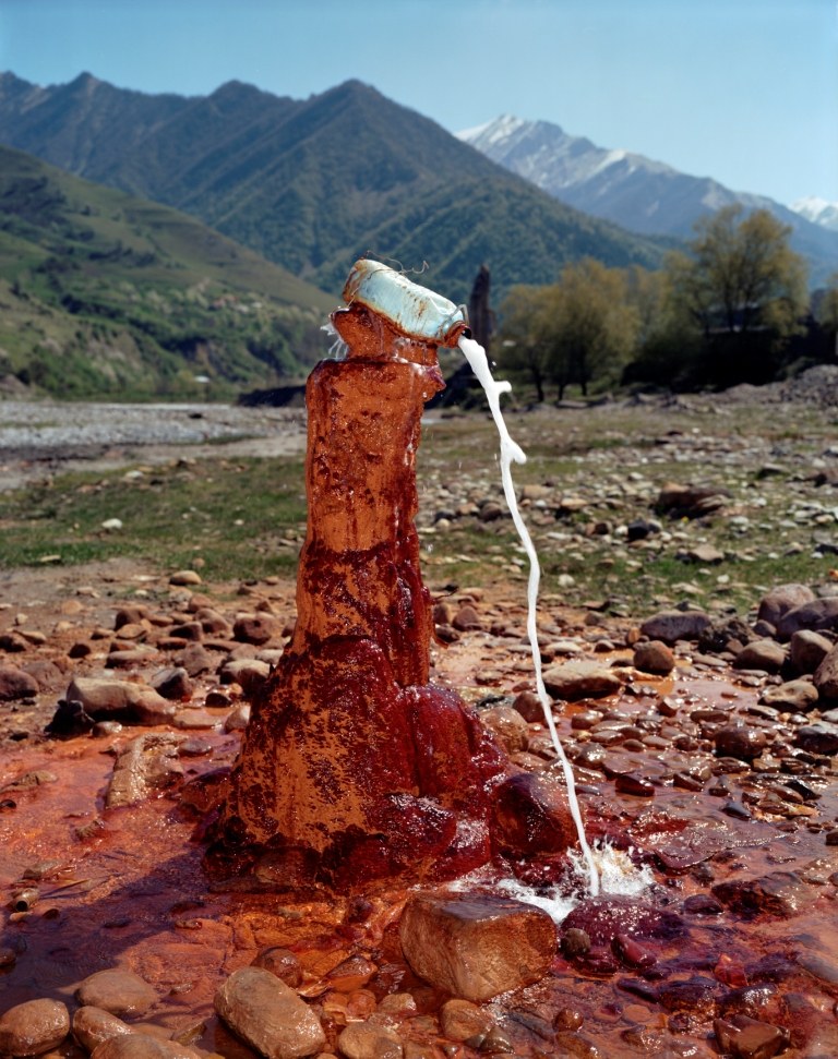 Taiyo Onorato & Nico Krebs: Well, 2013 (Brunnen). C-Print, 173 x 127 cm. © Onorato & Krebs, Courtesy RaebervonStenglin, Sies+Höke und Peter Lav Gallery