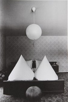 Nikolaus Walter: "Gute Nacht - gegen die Betten fotografiert", 1981