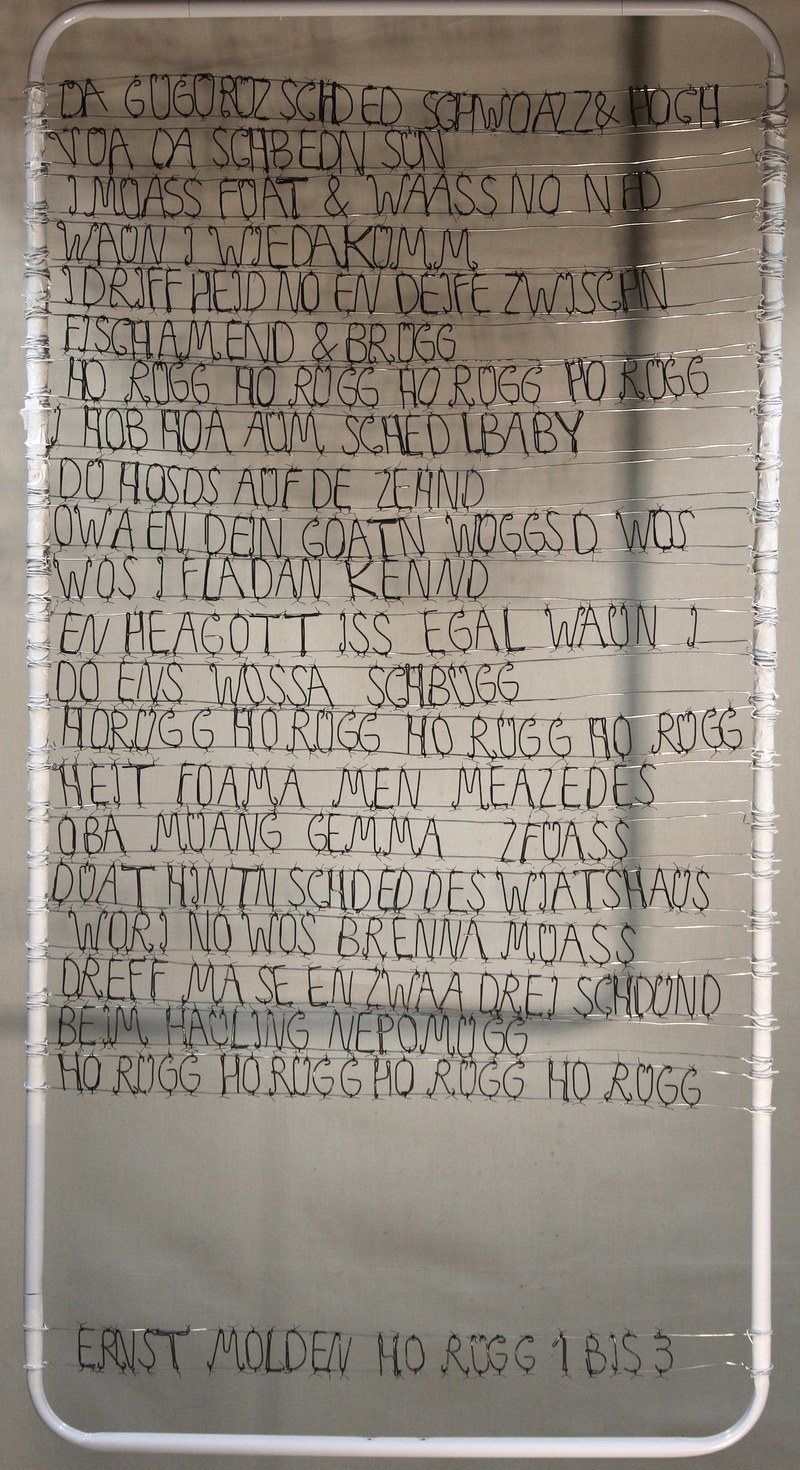 Christina Güttl montierte den Ernst-Molden-Text "ho rugg" mit Drahtbuchstaben auf eine kleine Wäschespinne