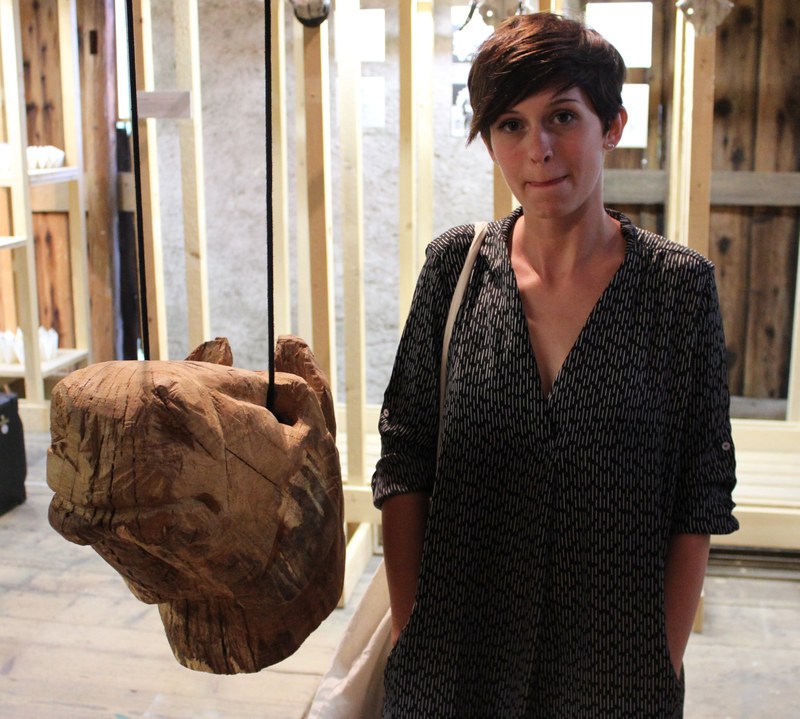 Die aus Vorarlberg stammende Künstlerin Bernadette Vigl stellte Ernst Moldens "Liad ibas Losziagn" mit einem Pferdekopf aus Holz dar