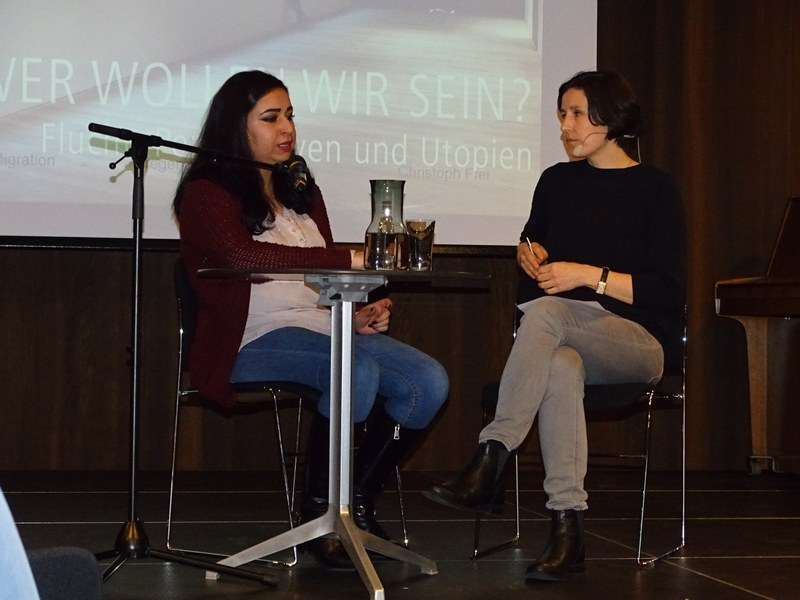Yara Salem im Gespräch mit Ines Agostinelli: „Hinter den Bildern von Flucht sind Menschen mit Namen.“ © Emma Fechtig