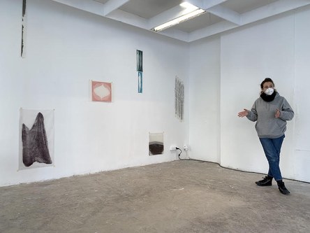 Patricia Dauder, Barcelona: die Künstlerin vor ihrer Wandinstallation (work in progress) im Open Studio in der Jahnstraße 13, Bregenz