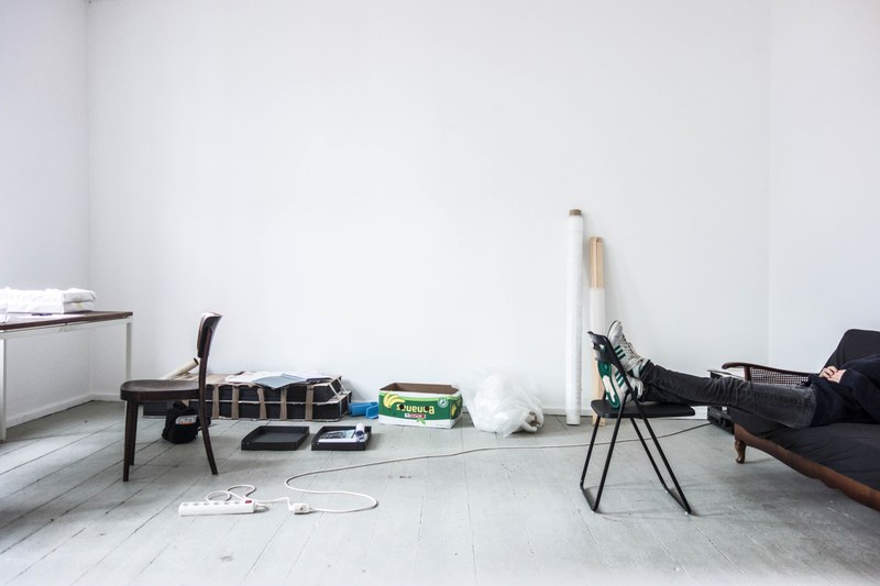 Maria Anwander, In the Studio N°84 Telepathically trying to make Ute Meta Bauer show my work, 2016-2019 (fortlaufend), Pigmentdruck auf Baryt (© Maria Anwander)