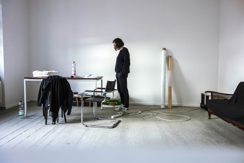In the Studio N°89 Telepathically trying to make Egidio Marzona support my work, 2016-2019 (fortlaufend), Pigmentdruck auf Baryt (© Maria Anwander)
