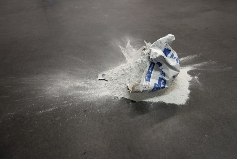 Material for a sculpture that the artist decided better not to realize, 2015, 25 kg Gips mit Verpackung (© Maria Anwander)