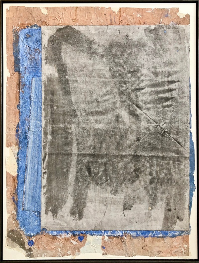 Christoph Luger verwendet ausschließlich Papier und Leimfarbe, arbeitet an der Wand, appliziert großformatige Papierbahnen, viele Papierschichten übereinander