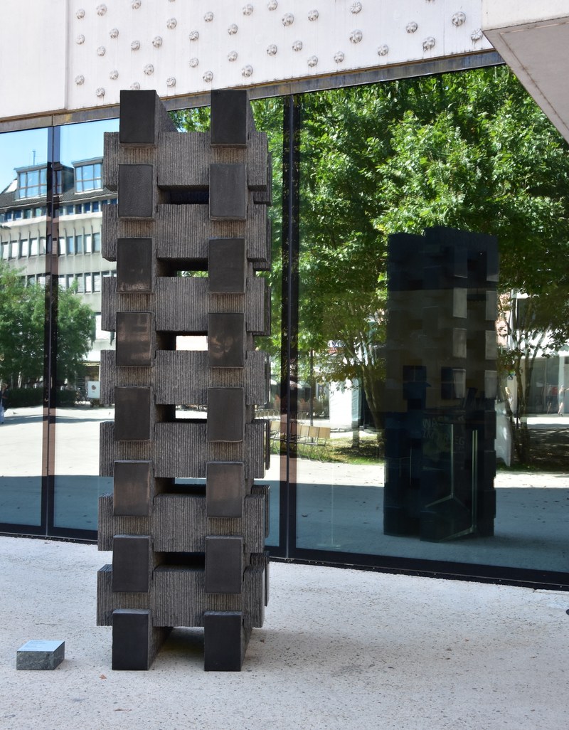 Herbert Meusburger: "O.T.", 30-teilige Stele, 2017, Afrikanischer Granit (Foto: Karlheinz Pichler)