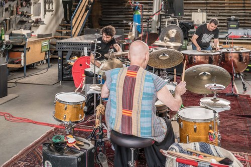 ... im Trio mit dem Portugiesen Pedro Melo Alves und dem Spanier Vasco Trilla, die sich Alma Tree nennen (Foto: Stefan Hauer)