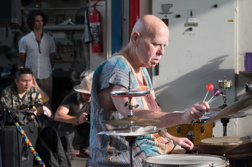 Der legendäre Ra Kalam Bob Moses improvisierte ... (Foto: Stefan Hauer)