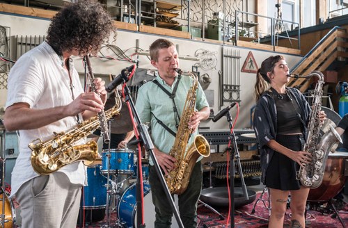 Dazu stießen im zweiten Konzert-Teil João Pedro Brandão, Andreas Broger und Camila Nebbia (Foto: Stefan Hauer)