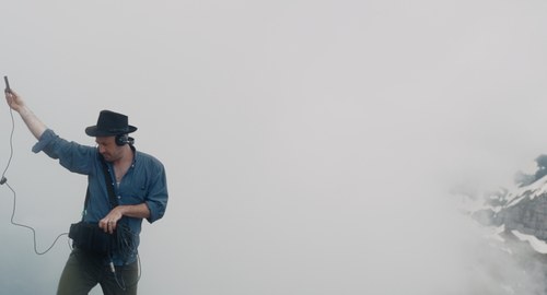 Der Tonkünstler Claudio Landolt hört das Innere des Berges. (Foto: GM Films)