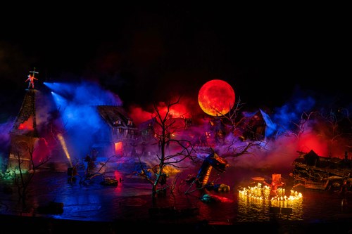 Zentral in diesem Geschehen ist Szene in der Wolfsschlucht, wo alles aufgeboten wird, was die Seebühnen-Technik an Licht, Nebel, Feuer und Pyrotechnik zu bieten hat. Das ergibt Bilder, wie man sie in Bregenz noch nie gesehen hat.