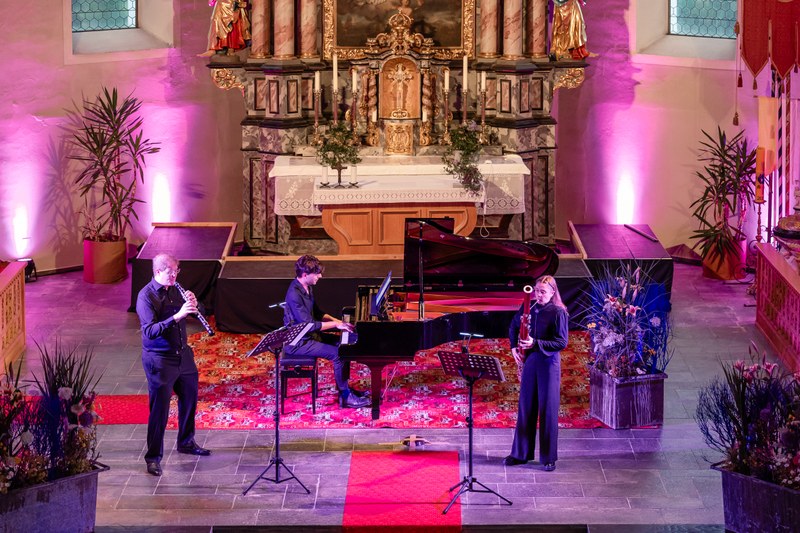 Sebastian Breit, Gabriel Meloni und Johanna Bilgeri in der Pfarrkirche Krumbach (Foto: Hirschbühl Fotografie)