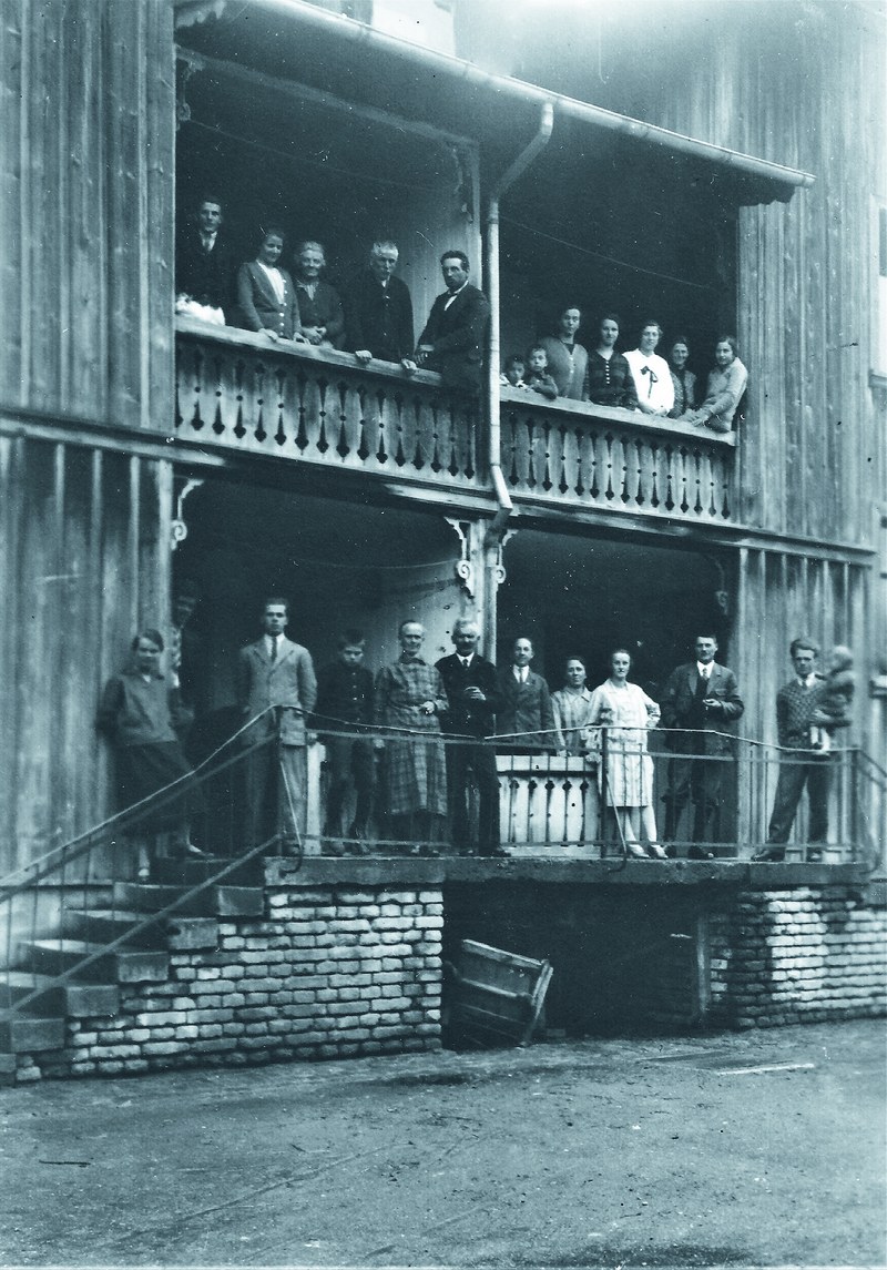 Die Familien des Wohnhauses Seestraße 47 um 1935: oben li Familie De Costa, oben re Familie Motter, unten li Familie Plattner, unten re Familie Tomaselli Auch Dietmar Fitz wohnte in diesem Haus. Seine Mutter Maria Debortoli stammte auch aus dem Trentino.