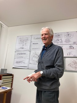 Heinz Wäger bei der Einschau in seinem „Exil“ (© Uta Belina Waeger)