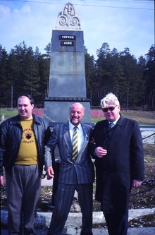 Gerhard Wanner (Mitte) an der Grenze zwischen Asien und Europa im Uralgebirge, Anfang der 1990er Jahre.