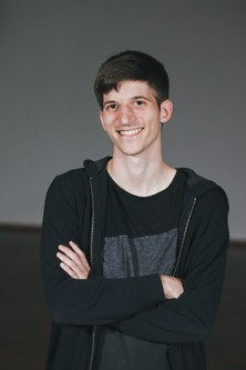 Der 1990 in Feldkirch geborene Simon Ludescher hat mit „Memoiren eines Goldfisches“ sein Debüt vorgelegt. (Foto: Andreas Haller)