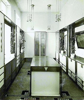 Die Bildergalerie in der Villa der frühen Klimt-Sammler Lili und Fritz Waerndorfer, Foto um 1904/05. In dem von Kolo Moser eigens entworfenen Schrank an der Schmalseite hinter Glas das Skandalgemälde „Die Hoffnung I“. Geöffnet wurde der Schrank nur für besondere Gäste. (Foto: Museum für angewandte Kunst Wien - Archiv Wiener Werkstätte)