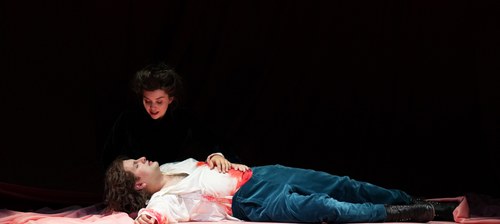 Nach mehreren Versuchen sieht Werther als einzigen Ausweg den Suizid, Charlotte steht dem sterbenden Geliebten in einem letzten Duett bei. (Foto: Bregenzer Festspiele/Karl Forster)