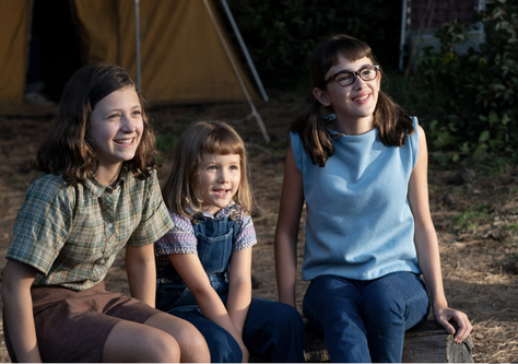 Drei Schwestern spielen eine Nebenrolle. Spielberg bewegt sich im Film entlang biographischer Eckdaten.