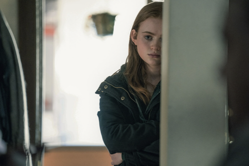 Sadie Sink als anfangs feindselige Tochter.