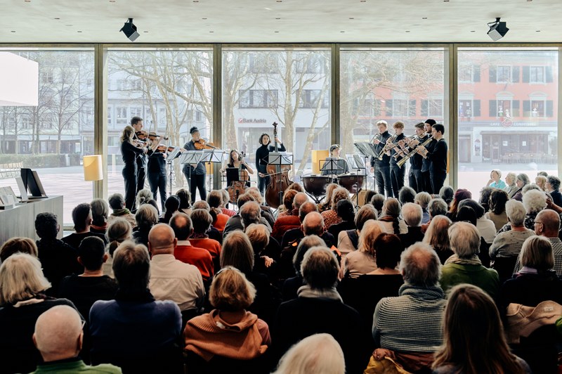 Bis auf den letzten Platz gefüllt ist das Foyer des vorarlberg museums beim Konzert am Mittag (Foto: Victor Marin)