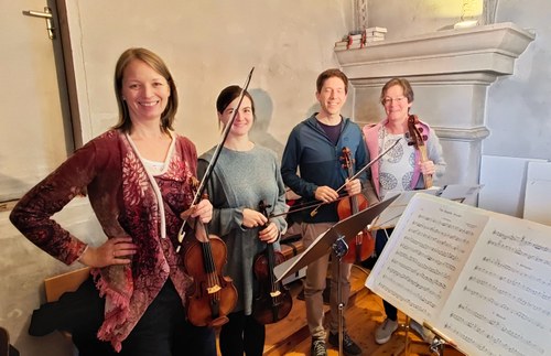 Wegen Erkrankung von Editha Fetz musste ihr Streichquartett von der Stella Musikhochschule auf alten Instrumenten umbesetzt werden, v,l.n.r. Agnes Stradner und Lisa Herzog-Kuhnert, Violine, Lukas Breuss-Zeisler, Bratsche, Ulrike vom Hagen, Violoncello. (Foto: Karlheinz Worsch)