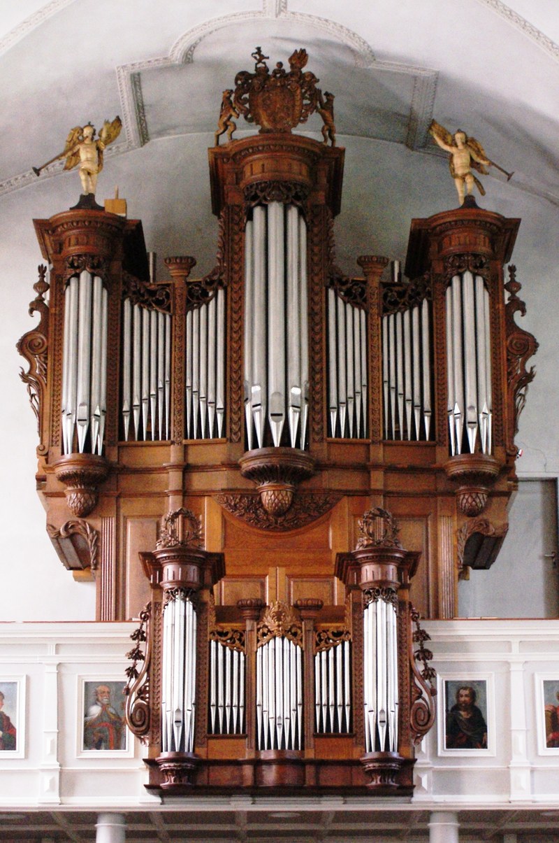   Zirka 250 Jahre alt ist die historische Silbermann-Bergöntzle-Orgel, die seit 1803 in der Pfarrkirche Bludesch steht und seit 54 Jahren zum Zentrum einer Orgelkonzertreihe geworden ist. (Foto Peter Bubenik)