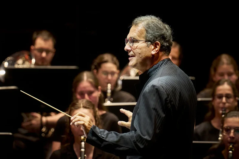 Martin Kerschbaum dirigierte die umtriebigen Musiker:innen, die von zehn Kollegen der Wiener Symphoniker bestens vorbereitet wurden. (Foto: Anja Köhler)