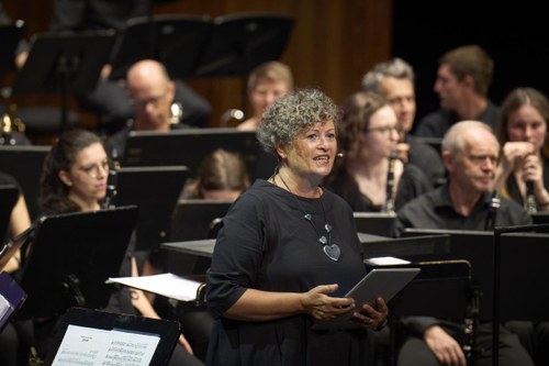Bettina Barnay-Walser führte amüsant und informativ durch die umjubelte Orchestermatinee.