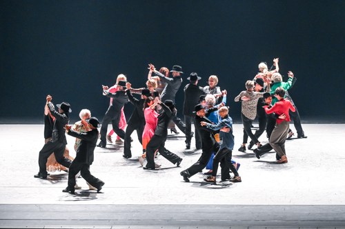 Ohad Naharins Klassiker "Minus 16" begeistert nun schon seit 25 Jahren das Publikum – Auserwählte dürfen zum Finale gemeinsam mit den Profis einen Cha-Cha-Cha aufs Parkett legen (Foto: Udo MIttelberger)