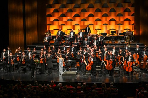 Das Antwerp Symphony Orchestra unter der Dirigentin Shiyeon Sung und Bomsori Kim an der Violine eröffneten die neue Saison der Bregenzer Meisterkonzerte. (Foto: Udo Mittelberger)