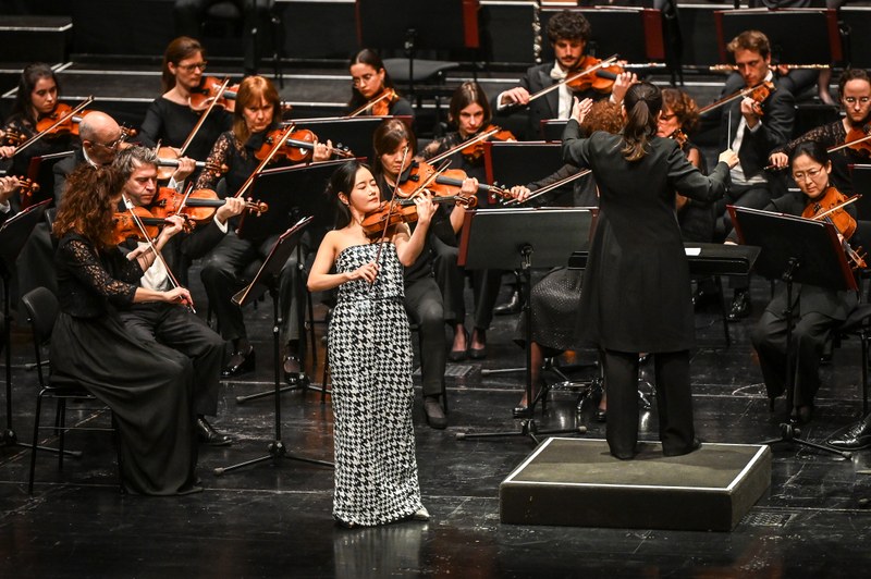 Die südkoreanische Geigerin Bomsori Kim begeisterte das Publikum im Bregenzer Festspielhaus. (Foto: Udo Mittelberger)