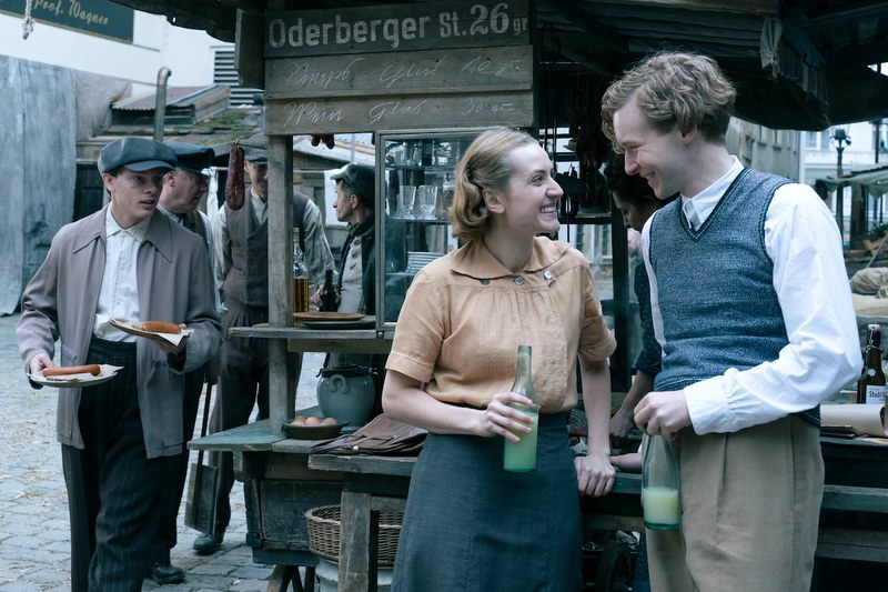 Mit der Geselligkeit hat es der junge Kreisky nur in Ausnahmefällen. Zum Beispiel am Würstelstand.  (Foto: Dor Film/Petro Domenigg)