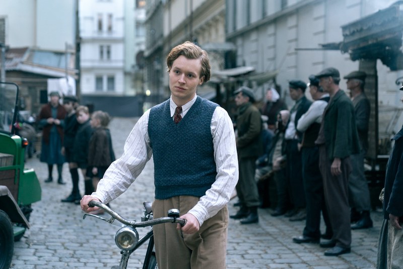 Bruno Kreisky (Nils Arztmann) schiebt sein Rad durch den Wiener Arbeiterbezirk. (Foto: Dor Film/Petro Domenigg)