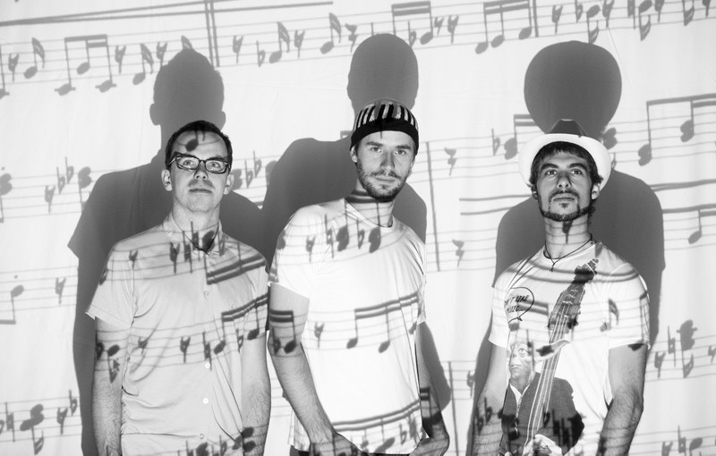 Am 13. Februar präsentiert David Helbock mit seinem neuen Trio mit Drummer Herbert Pirker und Raphael Preuschl an der Bassukulele die neue CD „Aural Colors“ im Theater Kosmos in Bregenz, am 3. Juli dann in der Propstei St. Gerold: „Wir haben sehr viel Spaß auf der Bühne. Und auch sonst, wenn wir auf Tour sind. Das spiegelt sich sicher in der Musik wider.“