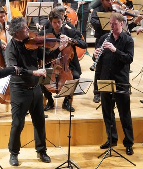Christa Klaus (Viola) und Schorn Matthias (Klarinette) begeisterten als Solisten in Max Bruchs Doppelkonzert.
