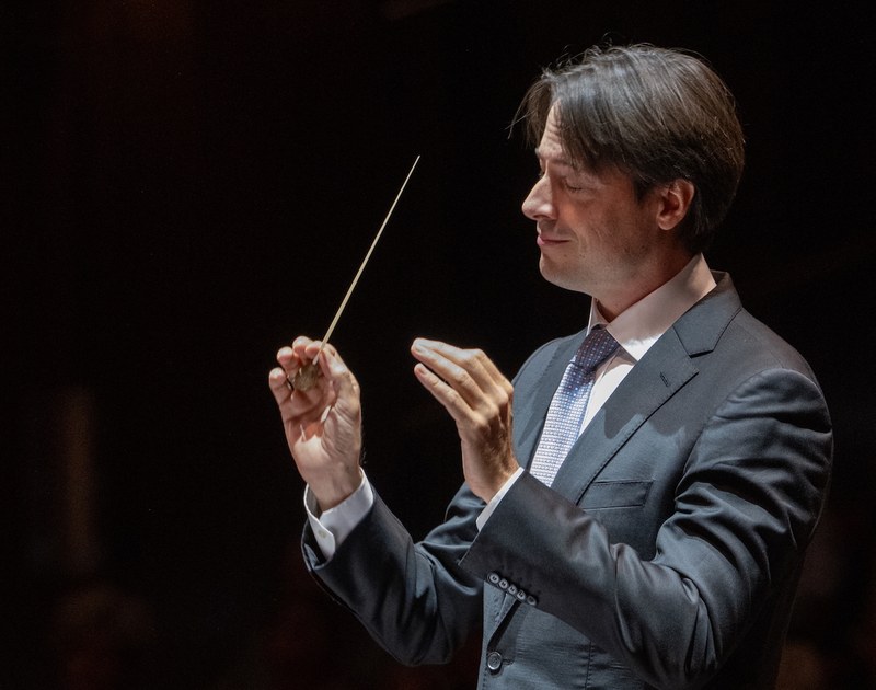 Die Interpretation britischer Musik mit impressionistischen und surreal schillernden Klängen liegt dem Chefdirigenten Leo McFall besonders. (Foto: Christian Lins)