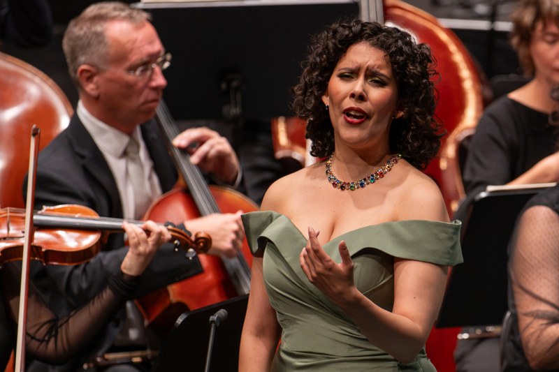 Die Sopranistin Emma Kajander und die beiden Komponistinnen Ethel Smyth sowie Elizabeth Maconchy verliehen dem vielschichtigen Orchesterkonzert des SOV mit Leo McFall am Pult eine besondere Strahlkraft. (Foto: Christian Lins)