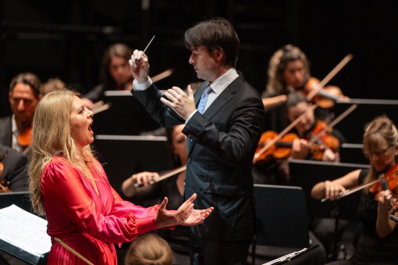 Die ungarische Mezzosopranistin Dorottya Láng sang beeindruckend sieben Lieder von Alma Mahler in Orchesterfassungen. (Foto: Bregenzer Festspiele / Christian Lins)