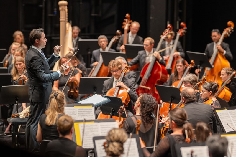 Das Symphonieorchester Vorarlberg bei seiner traditionellen Festspiel-Matinee im ausverkauften Haus, heuer zum fünften Mal unter der Leitung seines Chefdirigenten Leo McFall. (Foto: Bregenzer Festspiele / Christian Lins)