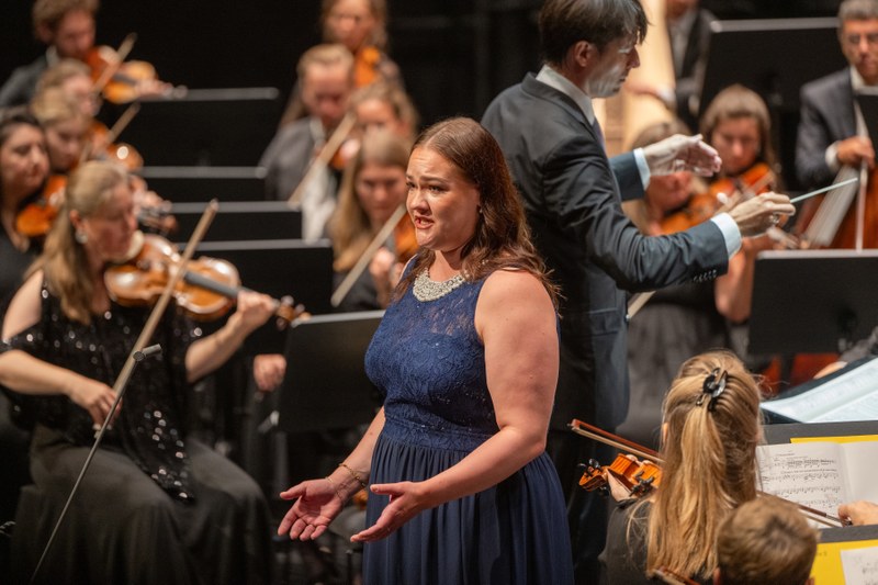 Die junge finnische Sopranistin Sonja Herranen gestaltete mit jugendlicher Klarheit die Partie von den „himmlischen Freuden“ aus der Sammlung „Des Knaben Wunderhorn“ im vierten Satz der Symphonie Nr. 4 G-Dur von Gustav Mahler. (Foto: Bregenzer Festspiele / Christian Lins)