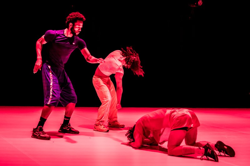 Sound, Choreografie und Licht ergeben eine Polyphonie pulsierender Körper. (Foto: Stefan Hauer)