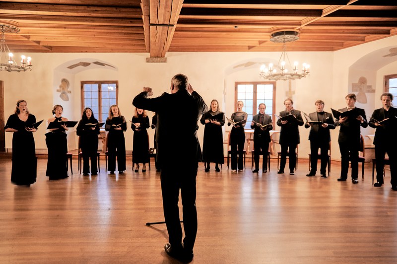 Clau Scherrer leitet seit diesem Semester das Vokalensemble der Stella Musikhochschule. (Foto: Victor Marin)