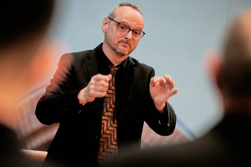 Der Graubündner Clau Scherrer hat als Dozent an der Stella die Leitung und Einstudierung des dortigen Chores und als Dirigent die Gesamtleitung dieses Projektes übernommen. (Foto: Victor Marin)