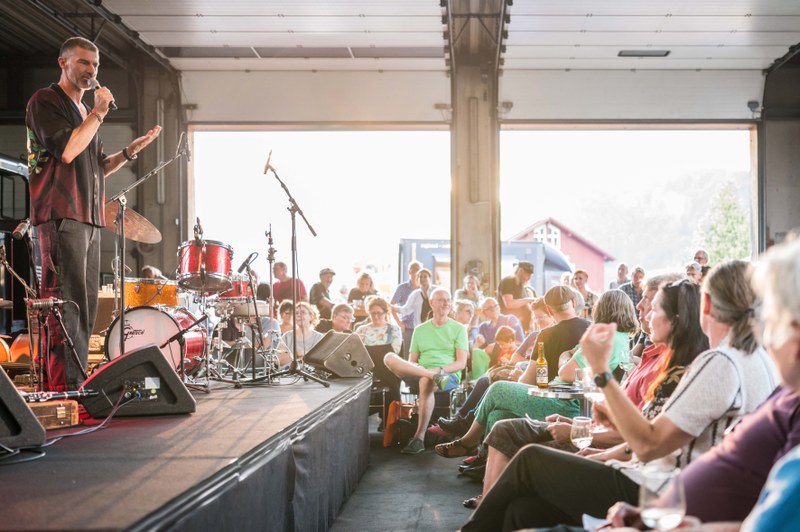Dass Festival-Macher Alfred Vogel nach seiner schweren Erkrankung im Frühjahr gesund und agil wirkend an den "Bezau Beatz" teilnehmen konnte, drückte dem Festival heuer einen ganz besonderen Stempel auf (Foto: Stefan Hauer)